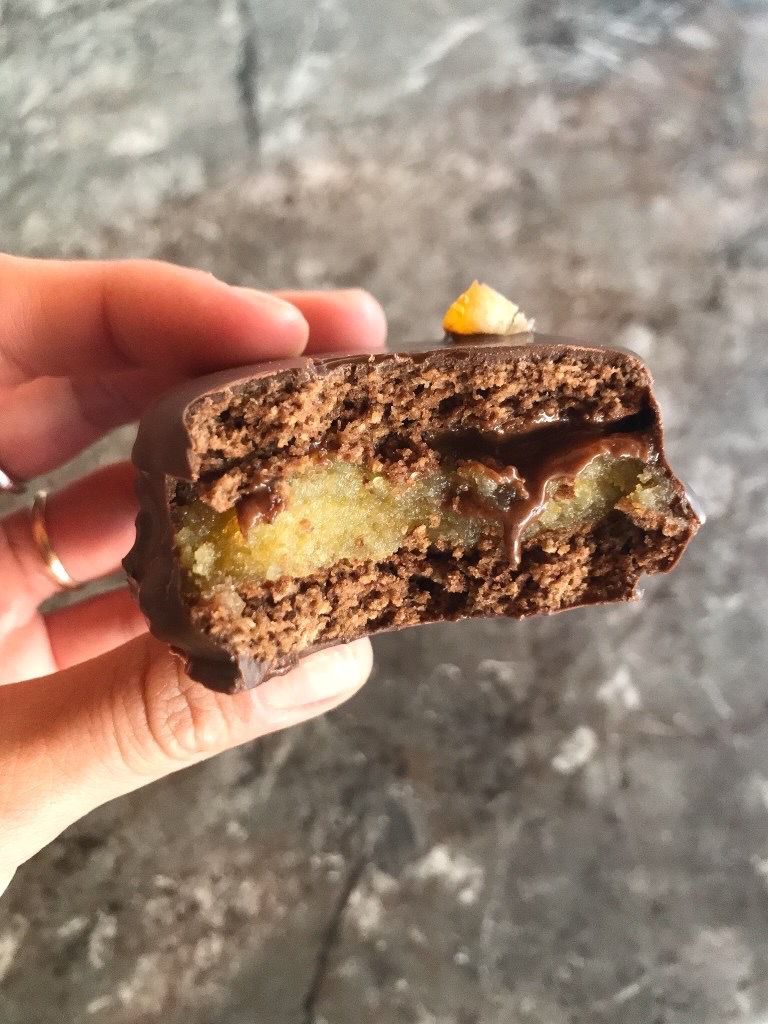 Alfajor saludable con dulce de leche de Enarmo